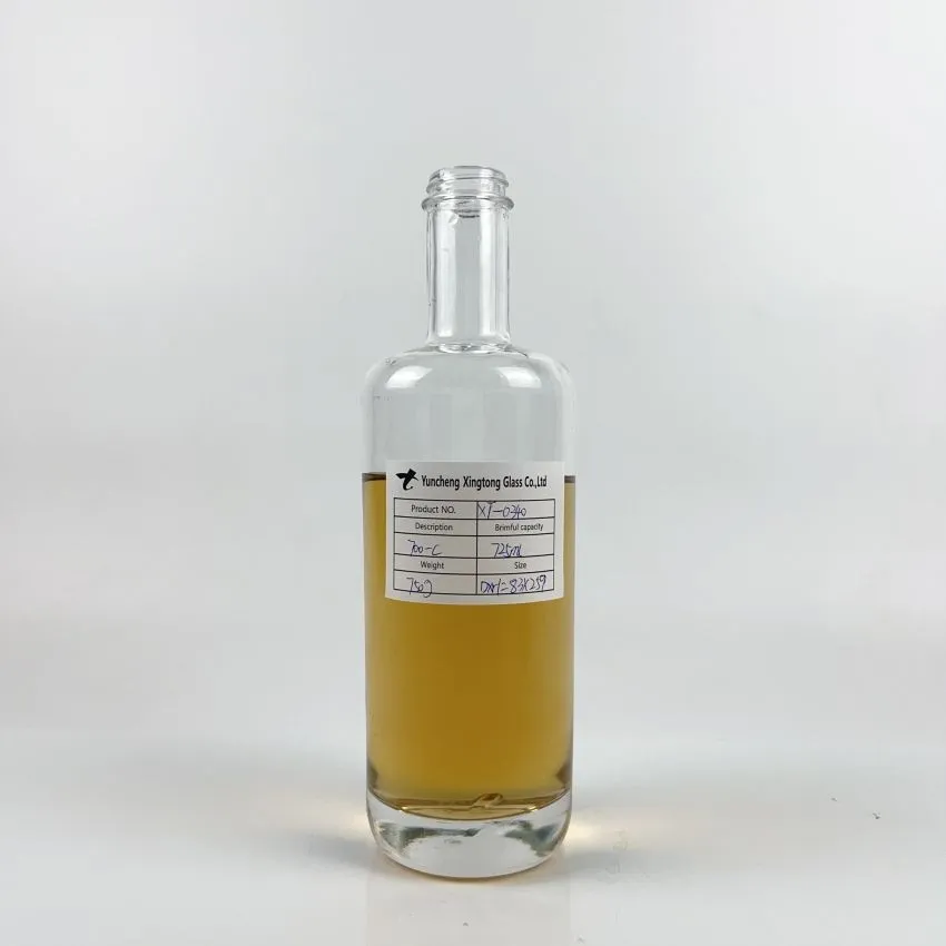 700 मिलीलीटर 750 ग्राम सुरुचिपूर्ण गोल फ्लैट कंधे मोटी तल वोदका व्हिस्की ब्रांडी जिन ग्लास बोतल पेंच कैप के साथ